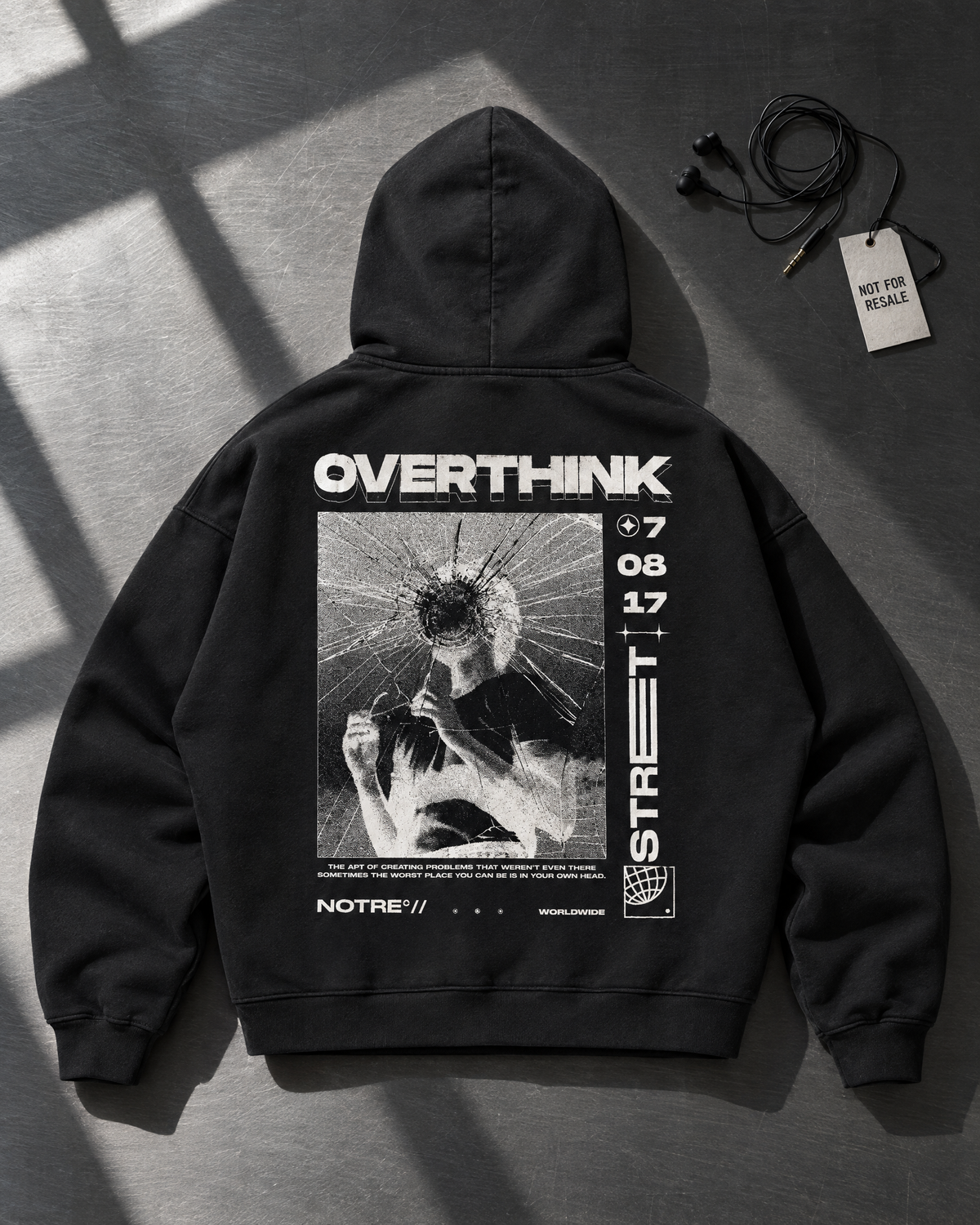 Felpa Overthink nera stesa su acciaio, retro con stampa Overthink