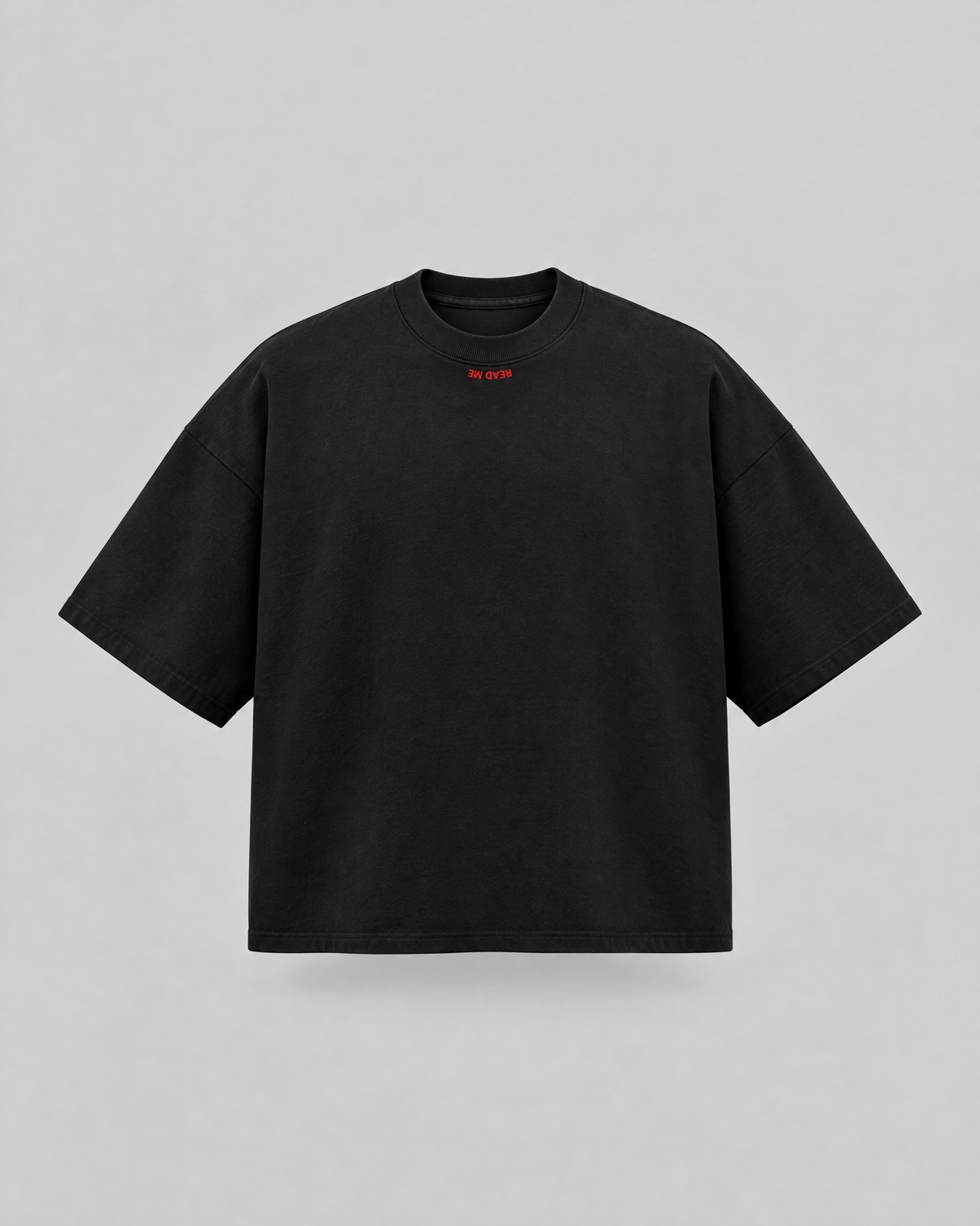 T-shirt Read Me Flirting nera boxy, vista frontale con scritta Read Me sotto il colletto