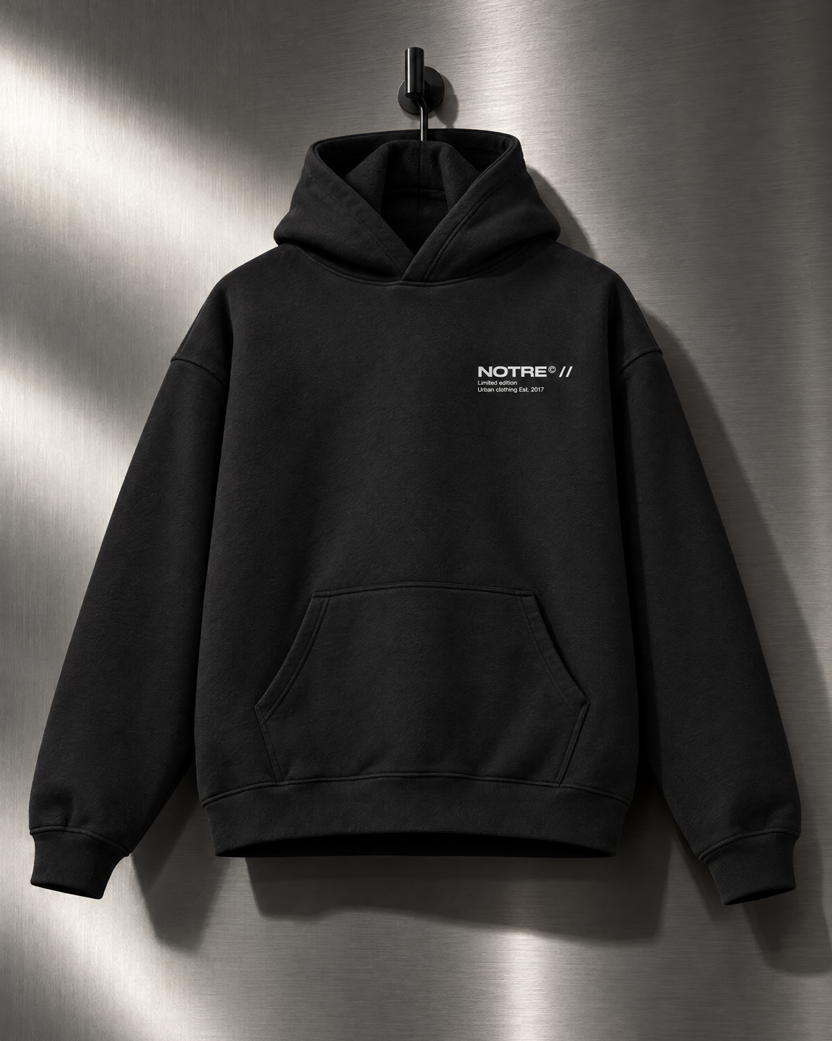 Felpa Hoodie Notre Overthink nera boxy, vista frontale con logo NOTRE sul petto